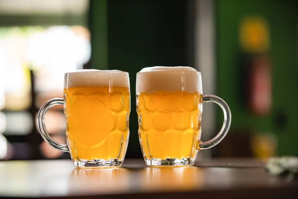 Zwei Becher Voller Chopp Mit Chopp Pilsen Auf Einem Rustikalen — Stockfoto