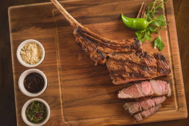 Izgarada kızartılmış sığır eti ve sadece kaba tuz.