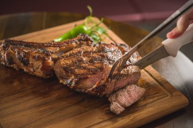 Izgarada kızartılmış sığır eti ve sadece kaba tuz.