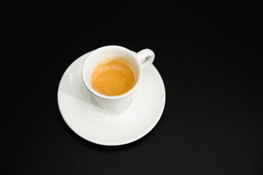 Ahşap arka planda espresso kahvesi. Üst Manzara. Metnin için boş yer.