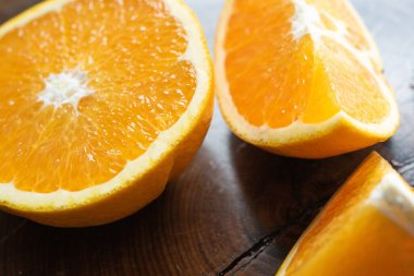 Kırsal ahşap masada ikiye bölünmüş portakal.