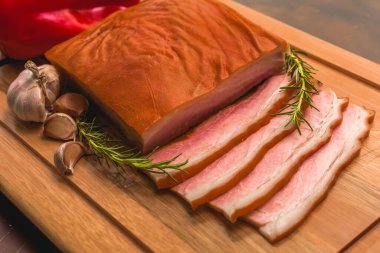 Dört dilimli pastırma.