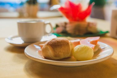 Ekmek, kahve ve meyveli kahvaltı.