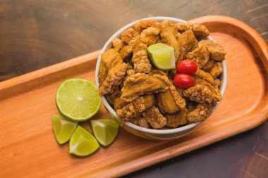 Aperatif olarak kraker ve tuzlu domuz krakeri.