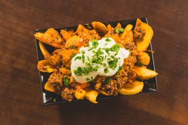 Bolonez soslu ve mayonezli patates kızartması.