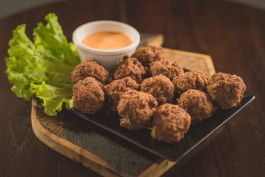 Kızarmış köfte hazır.