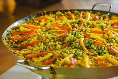 Ana yemek olarak İspanyol Paella