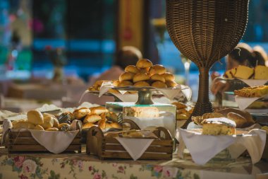 Çeşitli ekmek ve keklerle kahvaltı masası.