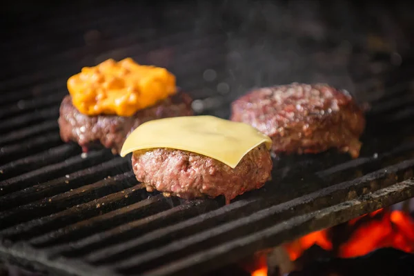 Kömür kömüründe ızgara hamburger.