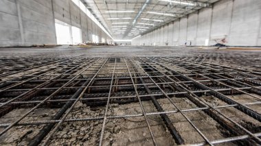 Endüstriyel zemin yapısında çalışan adamlar, örgülü çelik demiri olan.