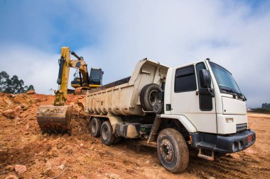 İşin başından beri toprağı kazan makineler.