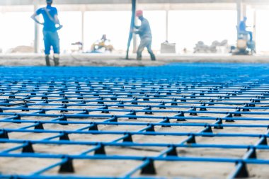 Endüstriyel zemin yapısında çalışan adamlar, örgülü çelik demiri olan.