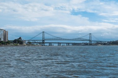 Hercilio Luz Köprüsü, Santa Catarina eyaletinin kartpostalı, çelik kablo köprüsü..