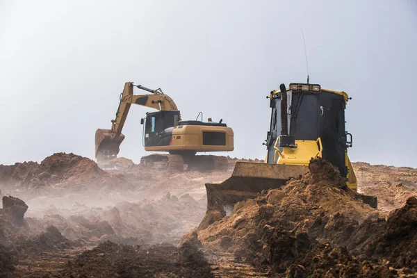 作業の開始から土壌を掘削する機械 — ストック写真