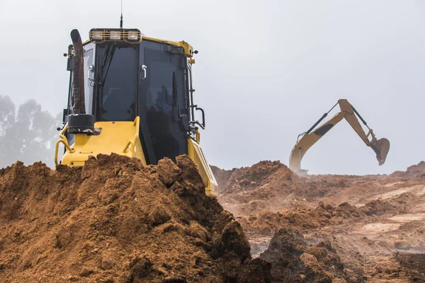作業の開始から土壌を掘削する機械 — ストック写真