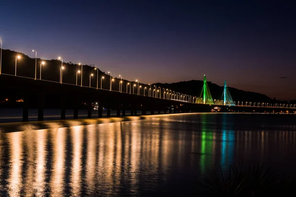 阿尼塔 加里波第大桥位于巴西圣卡塔里纳州拉古纳市的一座2815米高的建筑 黄昏时分 灯火通明 — 图库照片