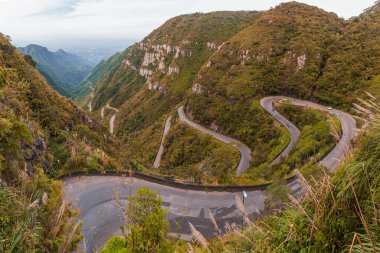 Serra do Rio do Rastro Santa Catarina Brezilya, eyaletin güneyinde yer alan, 14 km genişliğe ve her zaman deniz seviyesinden 1400 metre yüksekliğe sahiptir..