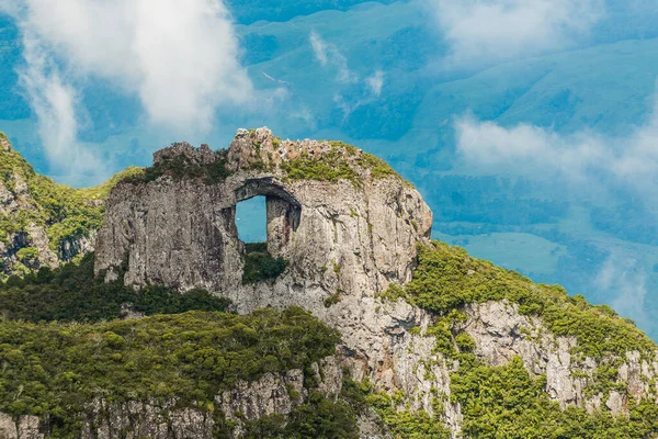 Kilisenin tepesi, taşla delinmiş doğal bir anıt, Serra Geral, Santa Catarina Brezilya, Güney Brezilya 'nın en yüksek yerleşim yeri 1822 metre yüksekliğiyle