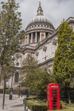 St. Paul Katedrali 'nin yanındaki telefon kulübesi.