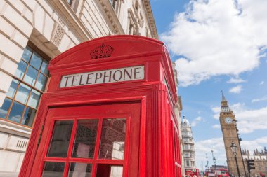 Londra 'daki İngiliz Parlamentosu yakınlarındaki telefon kulübesi.