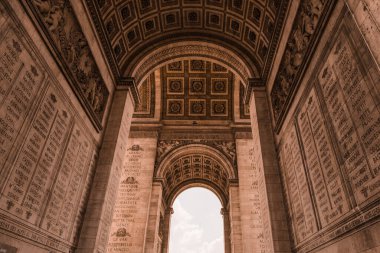 Vision, Zafer Takı Paris 'in aşağısından