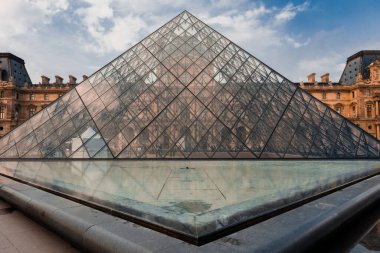 Piramit, Louvre Müzesi Paris