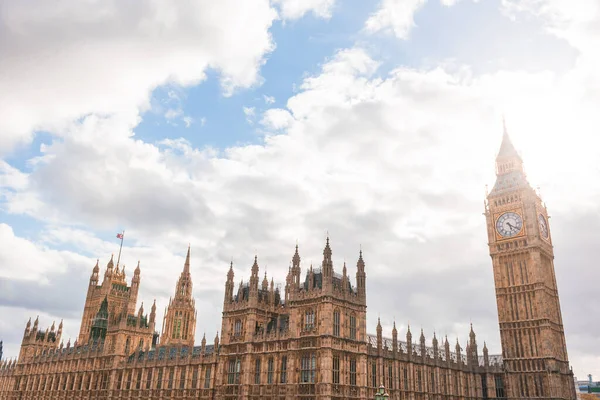 Londra 'da Thames Nehri kıyısında İngiliz Parlamentosu