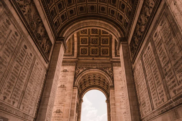 Vision, Zafer Takı Paris 'in aşağısından