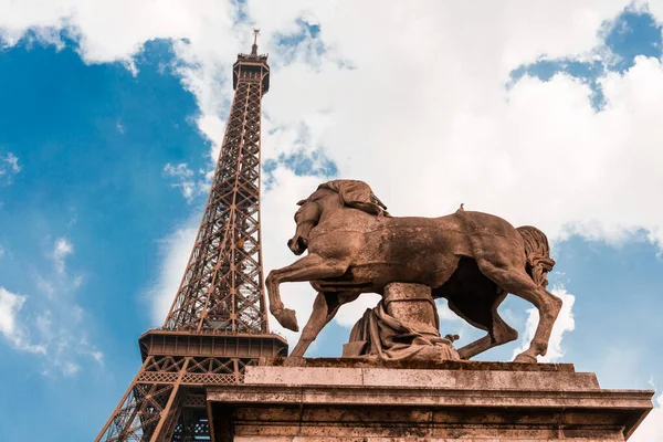 Eiffeltårn Med Hestestatue – stockfoto