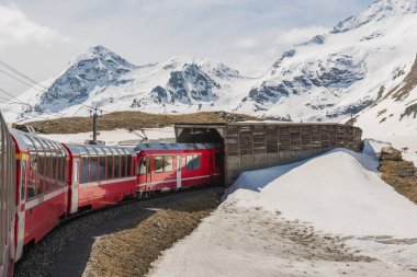 Alplerden tünel kazan şirketten kırmızı tren.