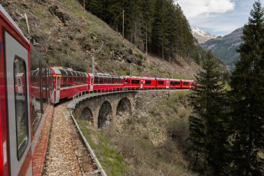 İsviçre Alpleri 'nde tren yolculuğu.