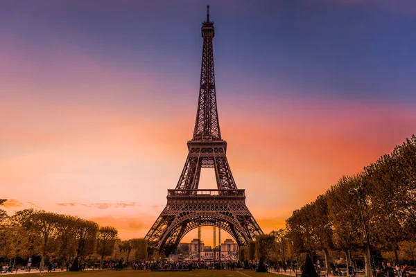 黄昏时分 巴黎的埃菲尔铁塔 天空五彩斑斓 — 图库照片