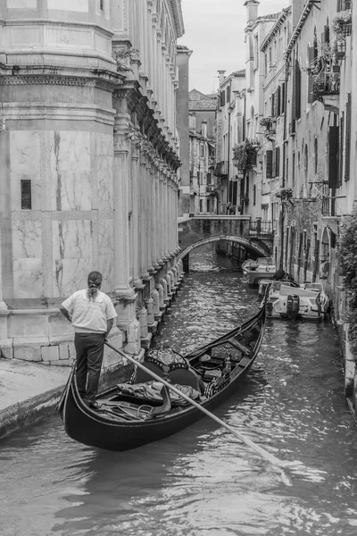 Традиційна Венеціанська Гондола Припаркована Каналі Людей Всередині Типова Стародавня Будівля — стокове фото