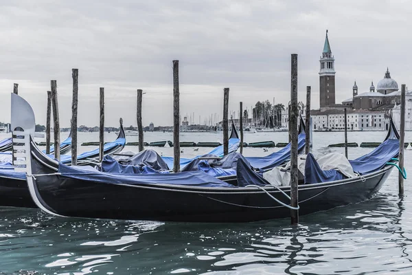 Venedik 'teki San Giorgio di Maggiore kilisesi ile Saint Mark Meydanı' na demirlemiş ondolas.