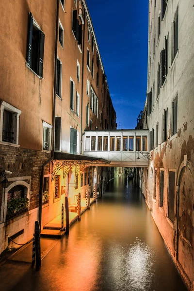 Travessia Canal Venice Iatalia — Fotografia de Stock