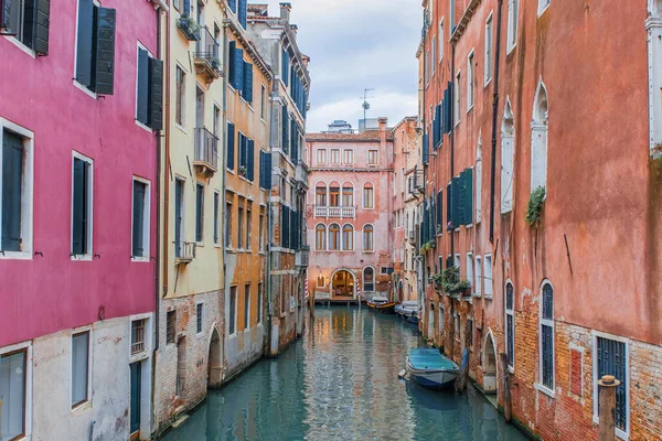 Gondole Traditionnelle Venise Garée Dans Canal Sans Personne Intérieur Bâtiment — Photo