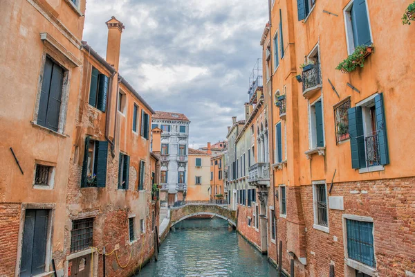 Gondole Traditionnelle Venise Garée Dans Canal Sans Personne Intérieur Bâtiment — Photo