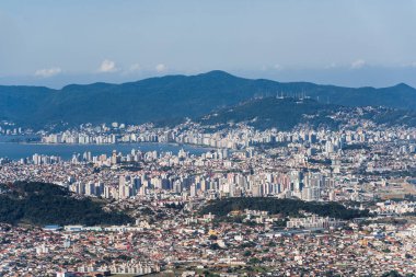 Beyaz taşın zirvesinden, Florianpolis 'in şehirlerinden Palhoca, Sao Jose ve Florianopolis' ten güneşli bir gün, gökyüzü ve mavi deniz...
