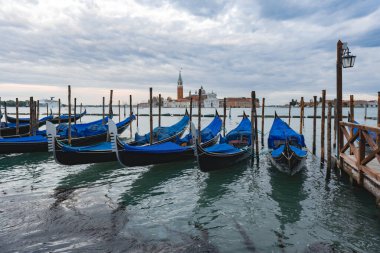 Gondollar Piazza San Marco tarafından Venedik, İtalya 'daki San Giorgio di Maggiore kilisesi ile demirlendi.,
