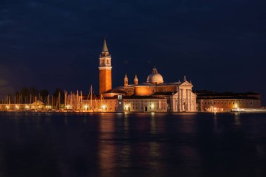 Geceleri San Giorgio Maggiore Kilisesi şehir ışıklarıyla, Venedik .