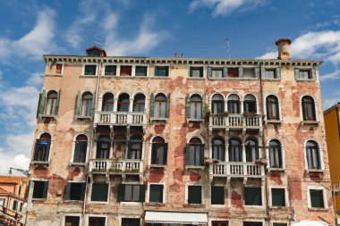 Pencereler Venedik kanalları, adanın karakteristik manzarası, gündüz kuşağı, yatay yönelim