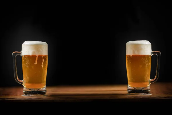Deux Tasses Froides Avec Bière Avec Mousse Débordante Sur Table — Photo