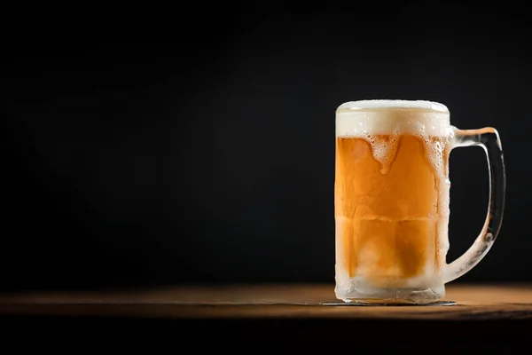 Tasse Froide Avec Bière Avec Mousse Débordante Sur Table Bois — Photo