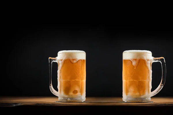 Deux Tasses Froides Avec Bière Avec Mousse Débordante Sur Table — Photo