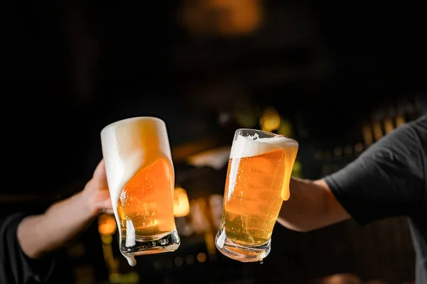 Zwei Hände Mit Bierkrügen Anstoßen Auf Die Feier Mit Überquellendem — Stockfoto