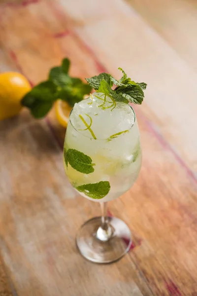 Cóctel Mojito Con Limón Menta Vaso Alto Sobre Fondo Con —  Fotos de Stock