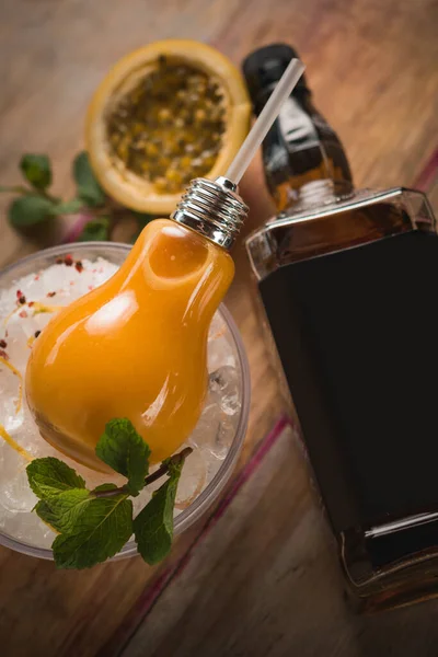 Cóctel Con Whisky Maracuyá Servido Vaso Imitando Una Lámpara —  Fotos de Stock