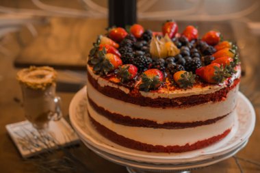 kırmızı meyveler ve çikolatalı pasta, dilek kahvesi, seçici odak