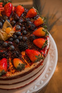 kırmızı meyveler ve çikolatalı pasta, dilek kahvesi, seçici odak