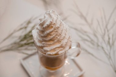 Açık arkaplanda kremalı ve baharatlı kahve fincanı, seçici odaklanma 